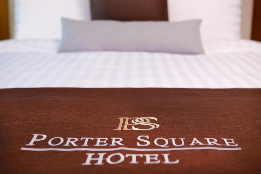 Postel nebo postele na pokoji v ubytování Porter Square Hotel