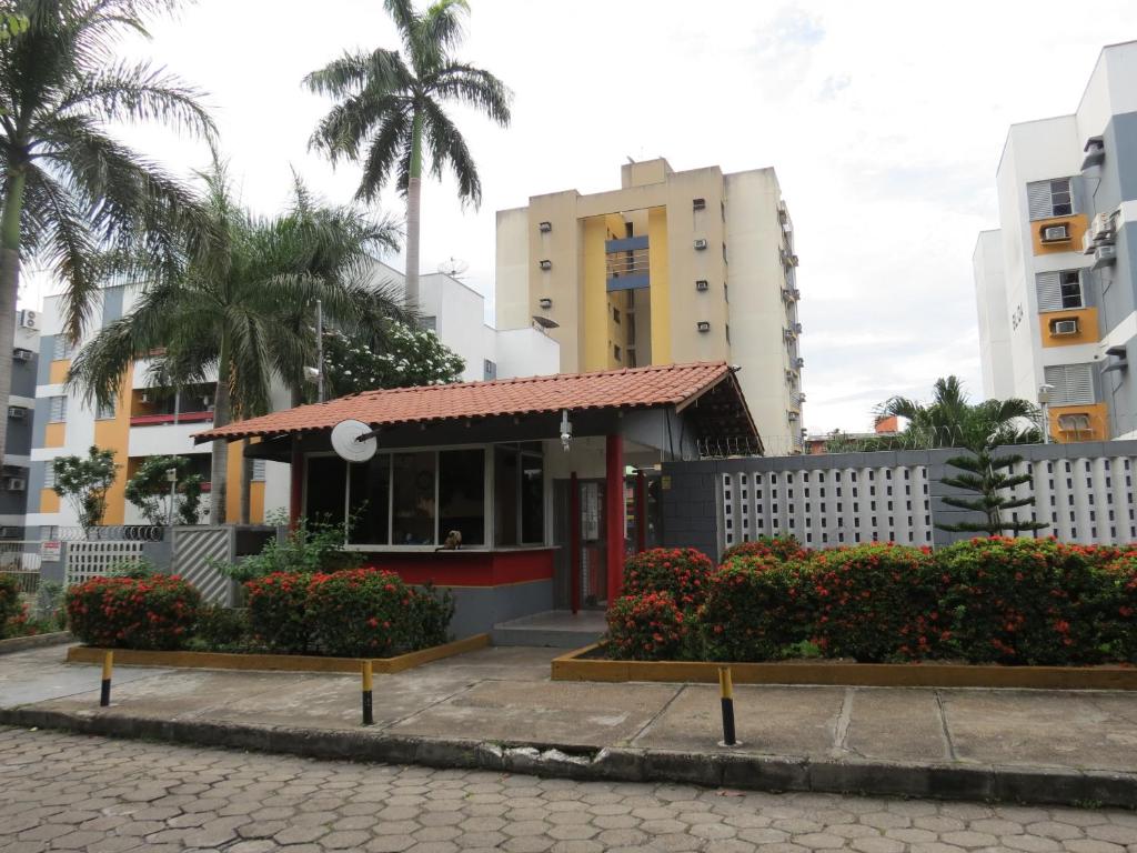 um pequeno edifício no meio de alguns edifícios em Apto-Cond Parque Ingleses- Alter Temporada em Manaus