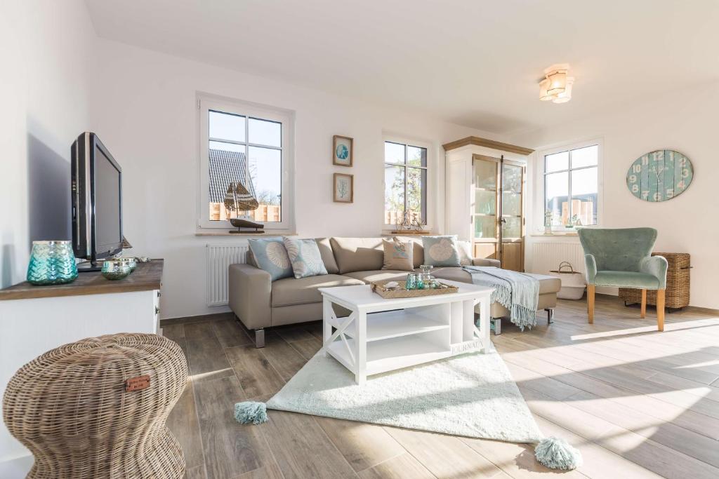 a living room with a couch and a table at Boddenbrise in Bresewitz