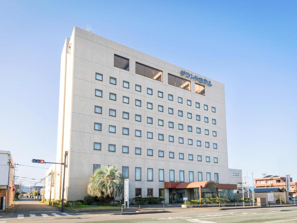 a large white building on a city street at Yatsushiro Grand Hotel in Yatsushiro
