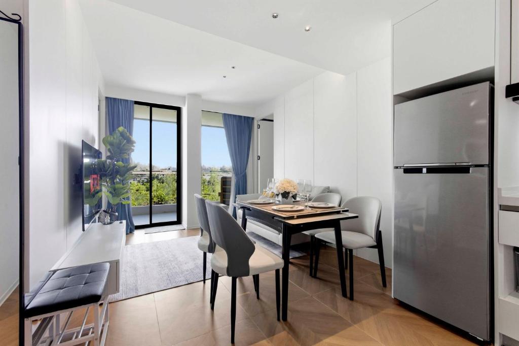 a kitchen and dining room with a table and chairs at Sunshine Beach Layan by Beringela in Layan Beach