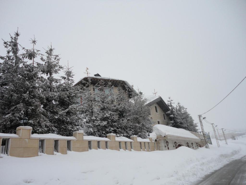 dom z płotem pokrytym śniegiem w obiekcie Faqra Palace w mieście Mzaar Kfardebian