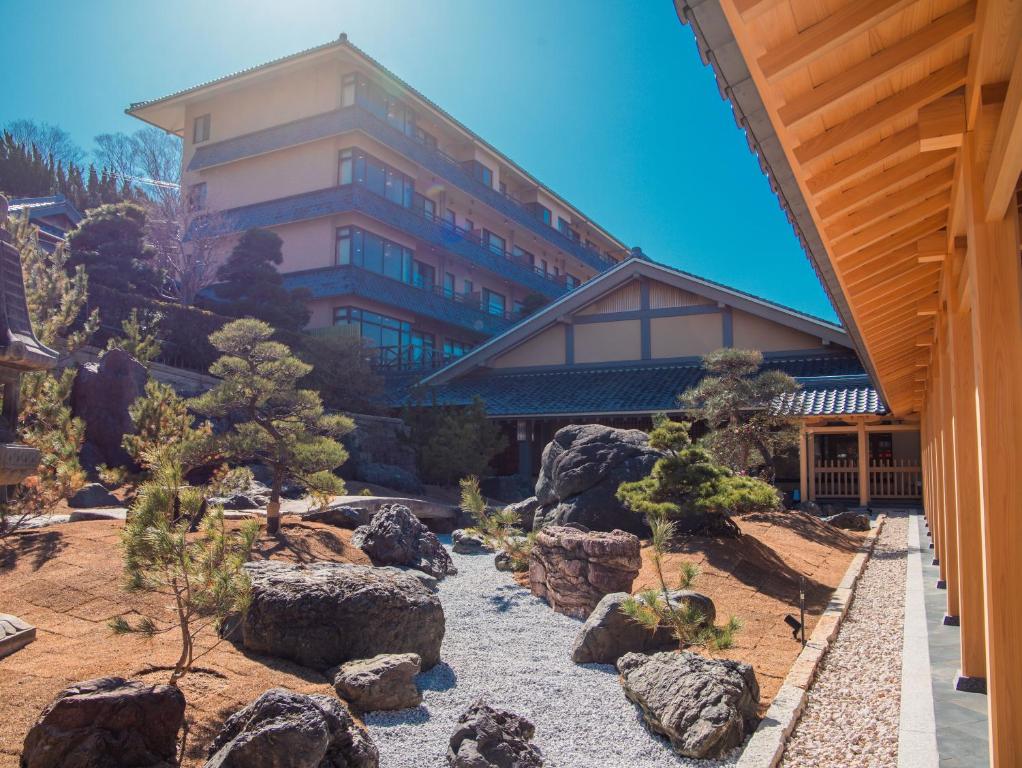 a building with a garden in front of a building at 洗心和方 Senshin Waho in Awaji