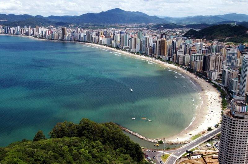 z góry widok na miasto i plażę w obiekcie Apartamento Coral - 1 quadra do Mar w mieście Balneário Camboriú