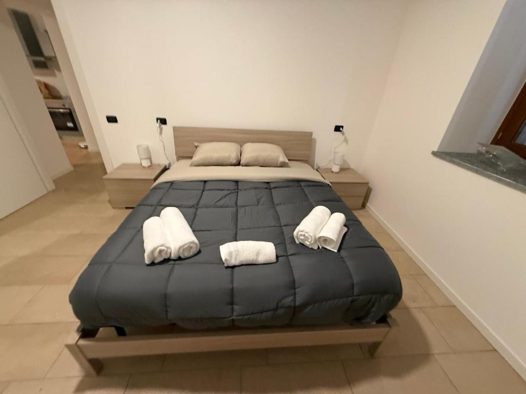 a bedroom with a large bed with white towels at Casa ajolote in Cunardo