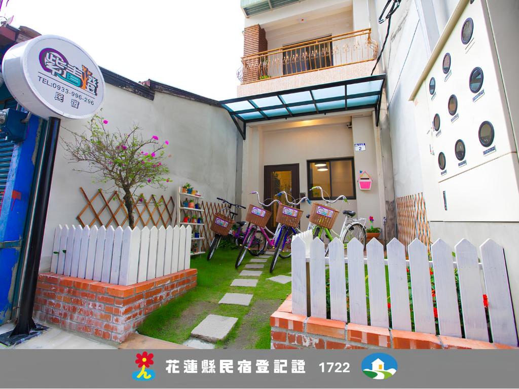 a white picket fence in front of a house at Zi Jing Cheng B&B in Hualien City