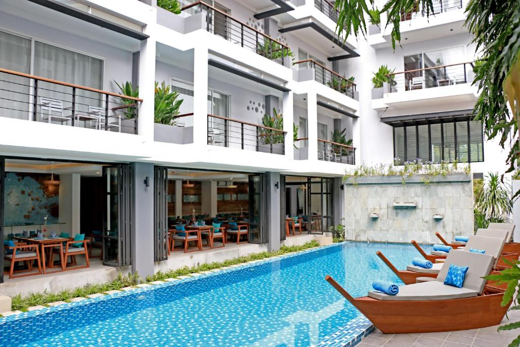 uma vista exterior de um hotel com uma piscina em Riversoul Boutique em Siem Reap