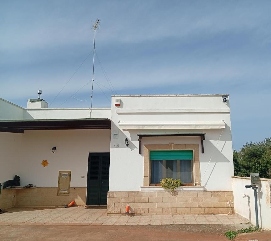 a white house with a window on the side of it at Casaitalia in Capilungo