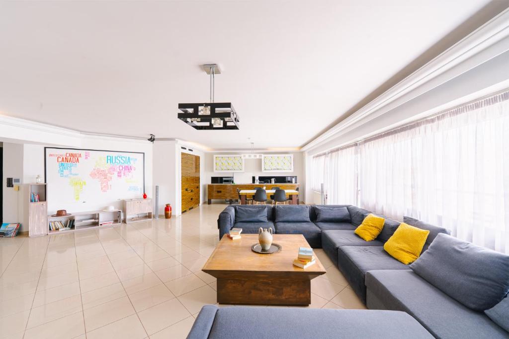 Spacious Modern Apartments With Great Rooftop View