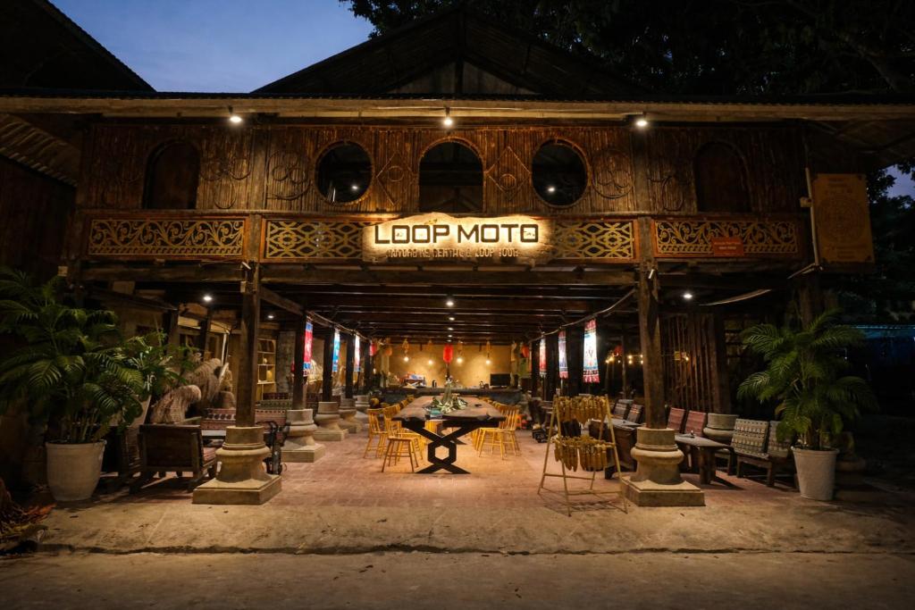 a restaurant with a sign that reads lop moto at Loopmoto Riverside Homestay in Làng Lap