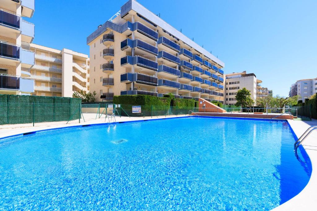 a large swimming pool in front of a building at PINEDA NOU Apartments in La Pineda