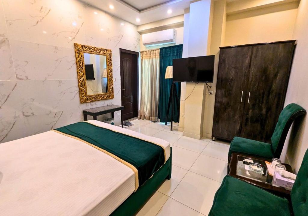 Golden One Hotel - Deluxe Double Room (2 Adults + 1 Child)