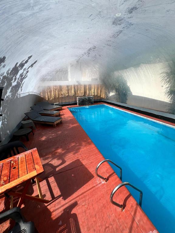 a swimming pool inside of a building at Nuevo Hotel Córdoba in Villa Carlos Paz