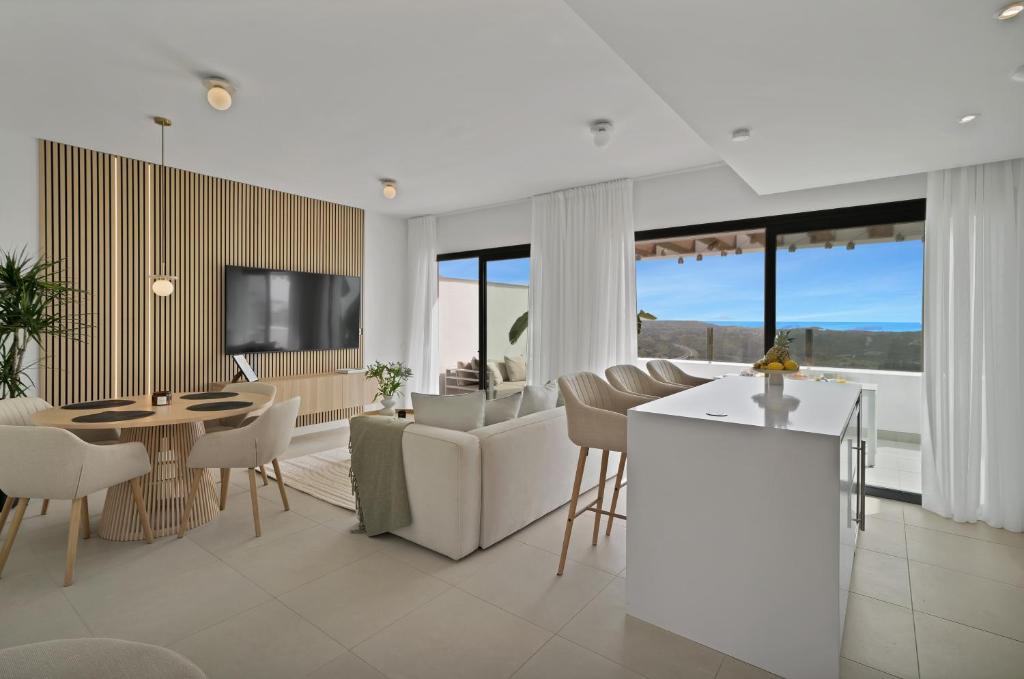 Luxe Penthouse Panoramic Sea View, Spa & Gym