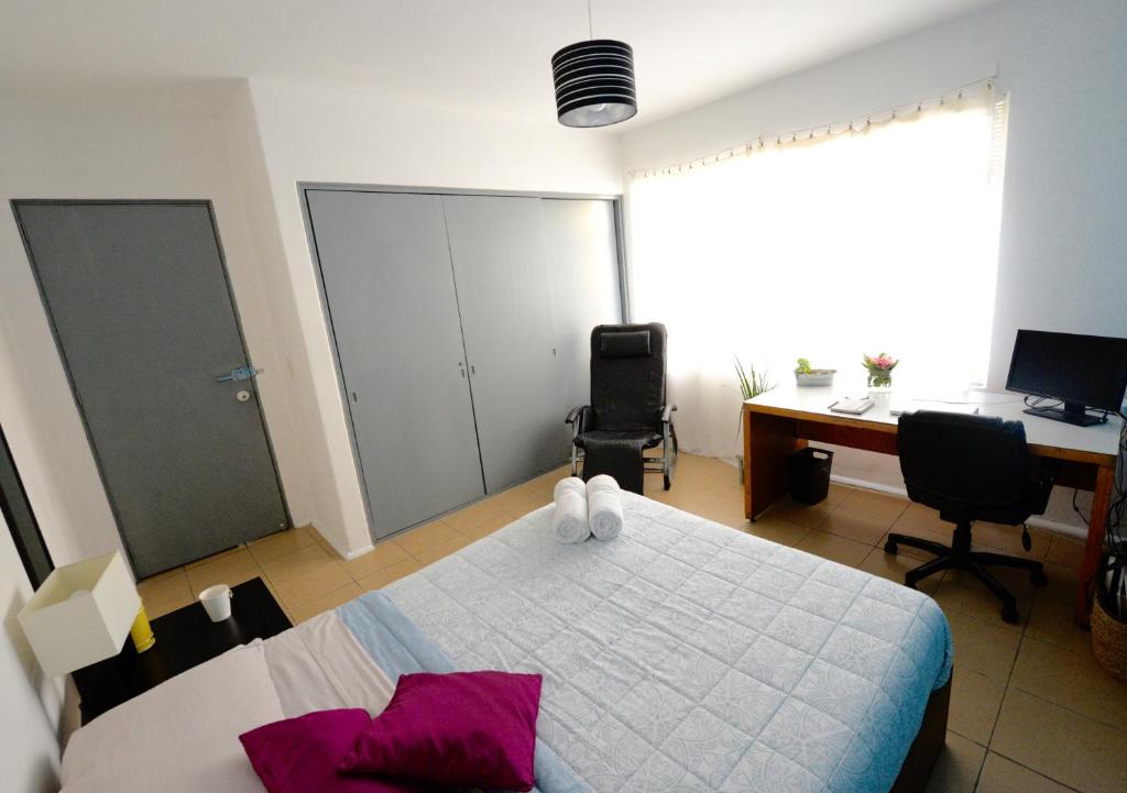 1 dormitorio con 1 cama y escritorio con ordenador en Apartment Cozy room, en Ciudad de México