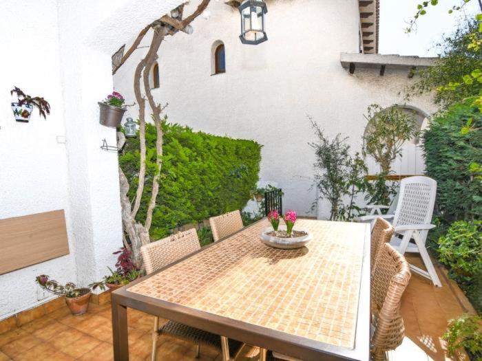 a patio with a table and chairs on a patio at Enric Borras in Roda de Bará