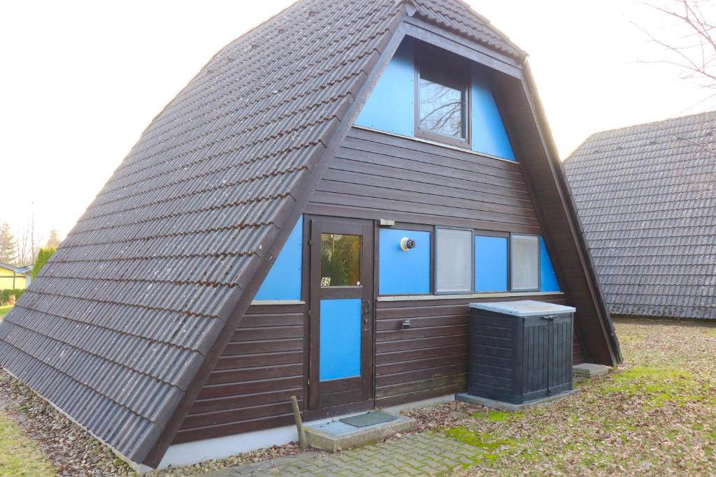 a small house with a gambrel roof at Ferienhaus Schneekristall in Waldbrunn