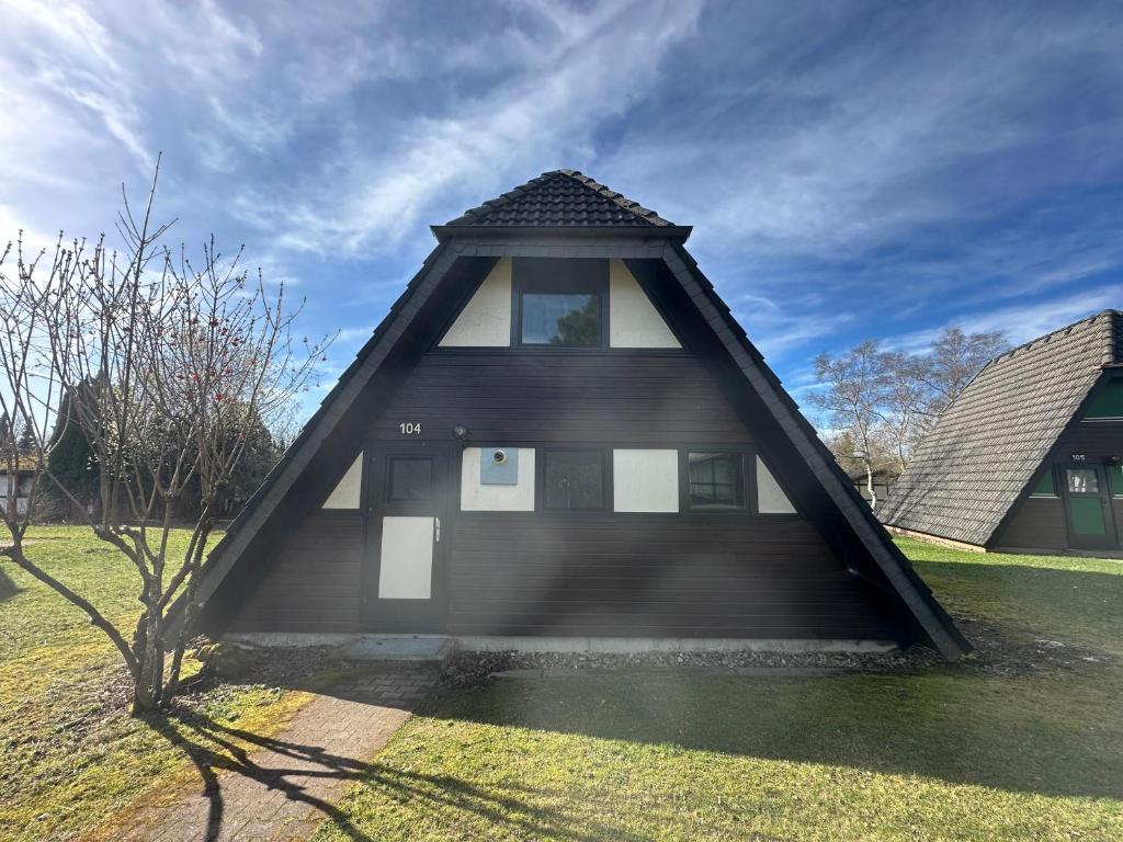 a small house with a gambrel roof at Ferienhaus Glücksgefühle in Waldbrunn