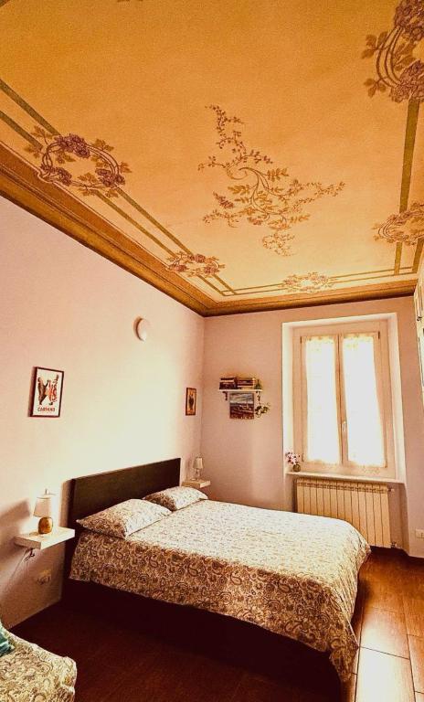 a bedroom with a bed and a ceiling at Casa Torino Lingotto centro fiere, metro, Inalpi Arena,Centro Congressi, Ospedale Molinette, Politecnico in Turin