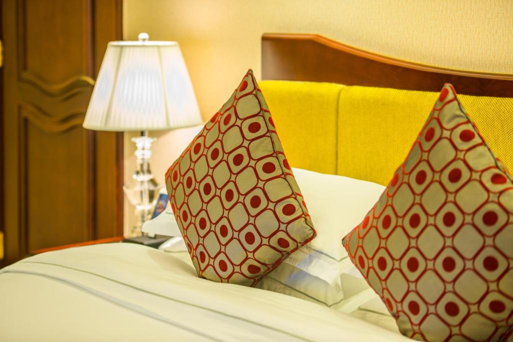 Postel nebo postele na pokoji v ubytování Guangzhou Phoenix City Hotel-Free Shuttle for Canton Fair 15th Oct to 5th Nov
