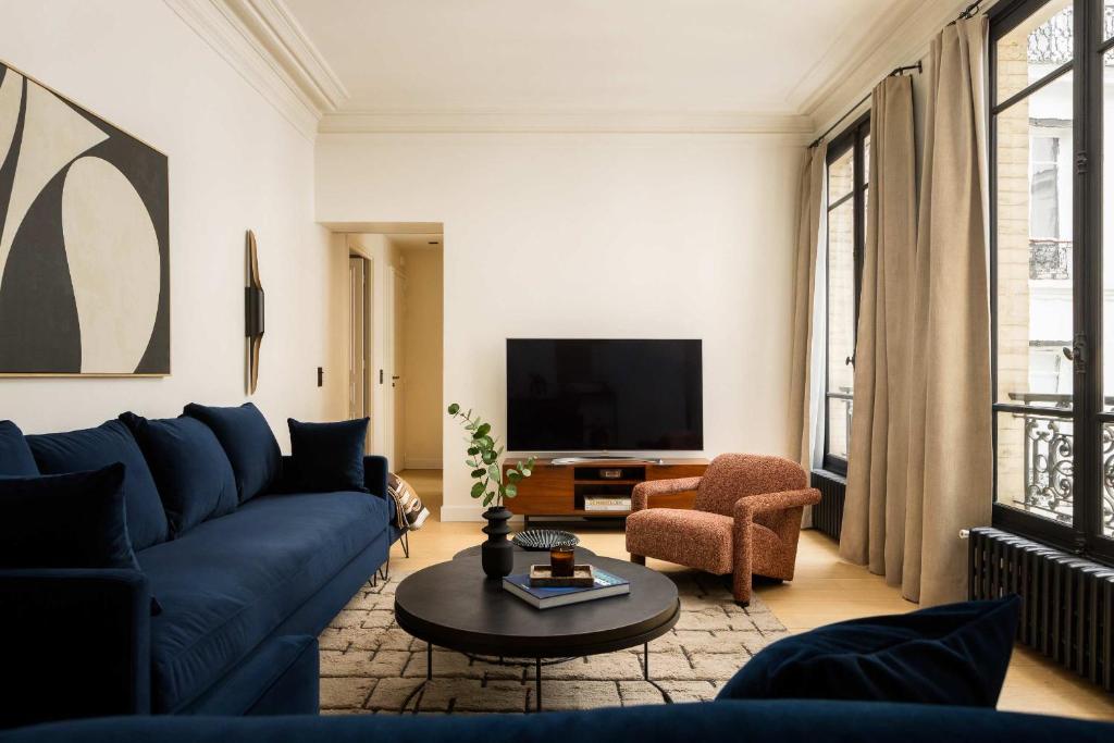 Classy Montaigne 2BR Suite 7P