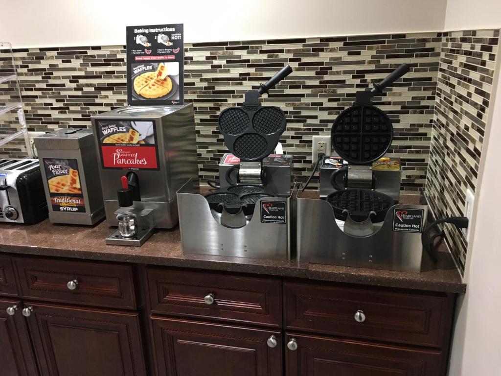 Kuchyň nebo kuchyňský kout v ubytování Travel Inn & Suites Flemington