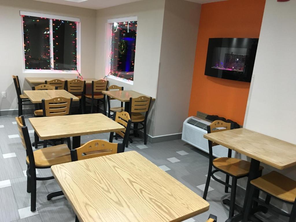 TV a/nebo společenská místnost v ubytování Travel Inn & Suites Flemington
