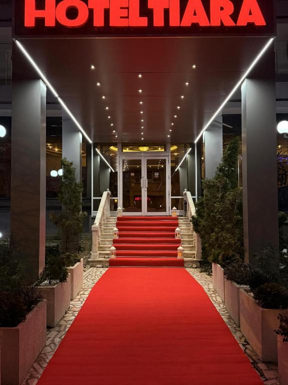 ein roter Teppich, der zu einem Hotel in Harappa führt in der Unterkunft Hotel Tiara in Ploieşti