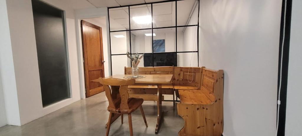 a wooden table and chairs in a room at DEPARTAMENTO moderno en Martinez cerca de clinicas y oficinas con WIFI y AA ideal para parejas y o viajes de trabajo in Martínez
