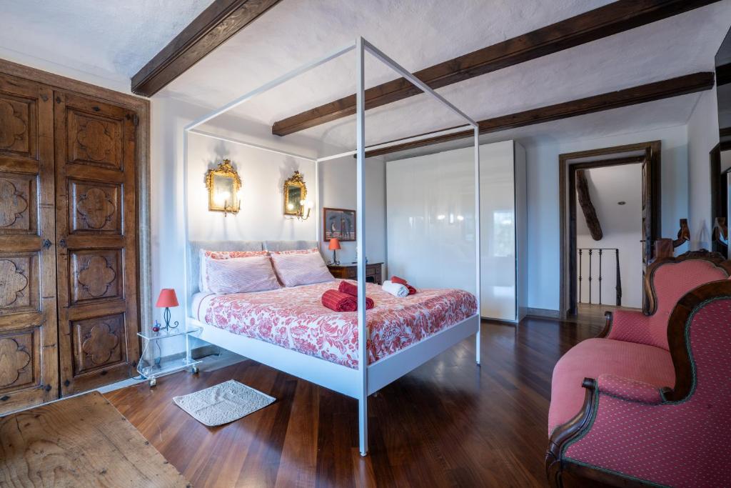 a bedroom with a canopy bed with a pole at Villino Ca' Bianca, vicino ad Alba, NO ZANZARE, accessibile e con sollevatori aerei in Monteu Roero