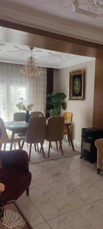 a dining room with a table and chairs at Maison du Bonheur in Ariana