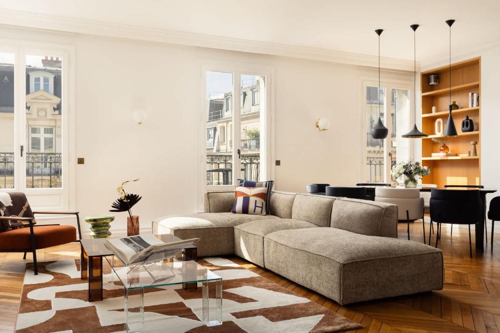 Montaigne Collection V 4BR 8PPL Duplex