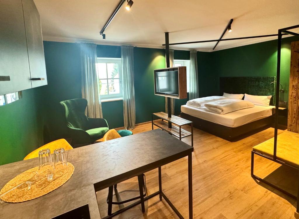 a hotel room with a bed and a table and a dining room at Schuhbauers Oberwirt - digitale Self-Check-in Apartments in Schnotting