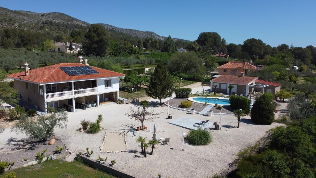 an aerial view of a house with a pool at Atidos vakantie appartementen in Ontinyent