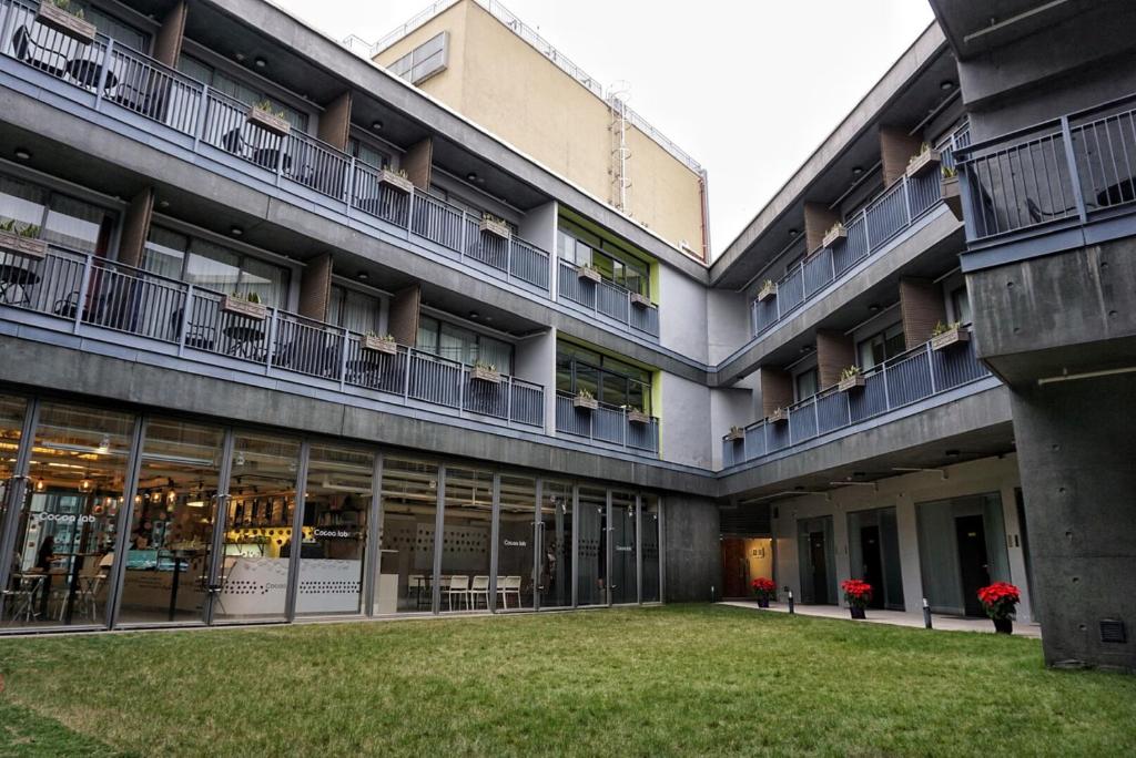 vista esterna sul cortile di un edificio di Y Loft a Hong Kong