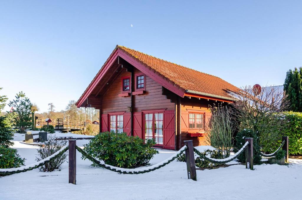 a small house in the snow with a chain at Emslandstube in Walchum