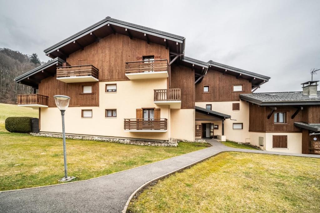 a large building with balconies and a street light at Morillon - Studio 4 personnes in Morillon