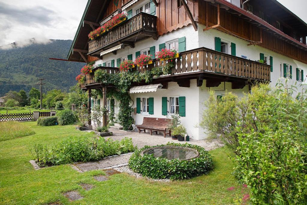 a building with a bench in front of it at Ferienwohnung Reschbergwies'n in Farchant