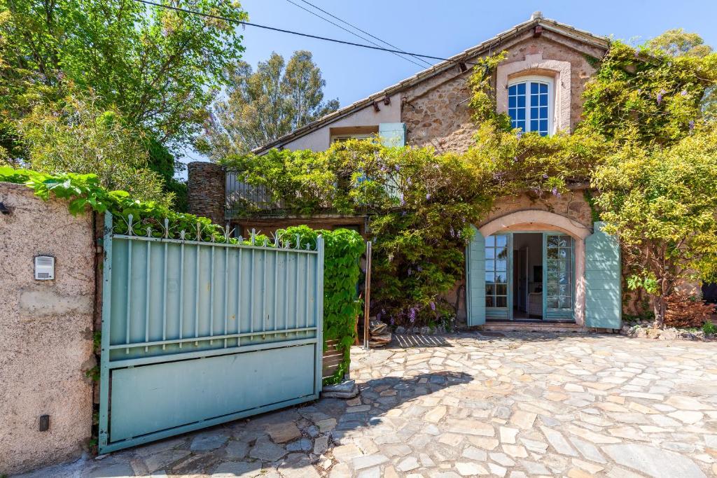 a house with a gate in front of it at Logement de charme les Araucarias in La Garde