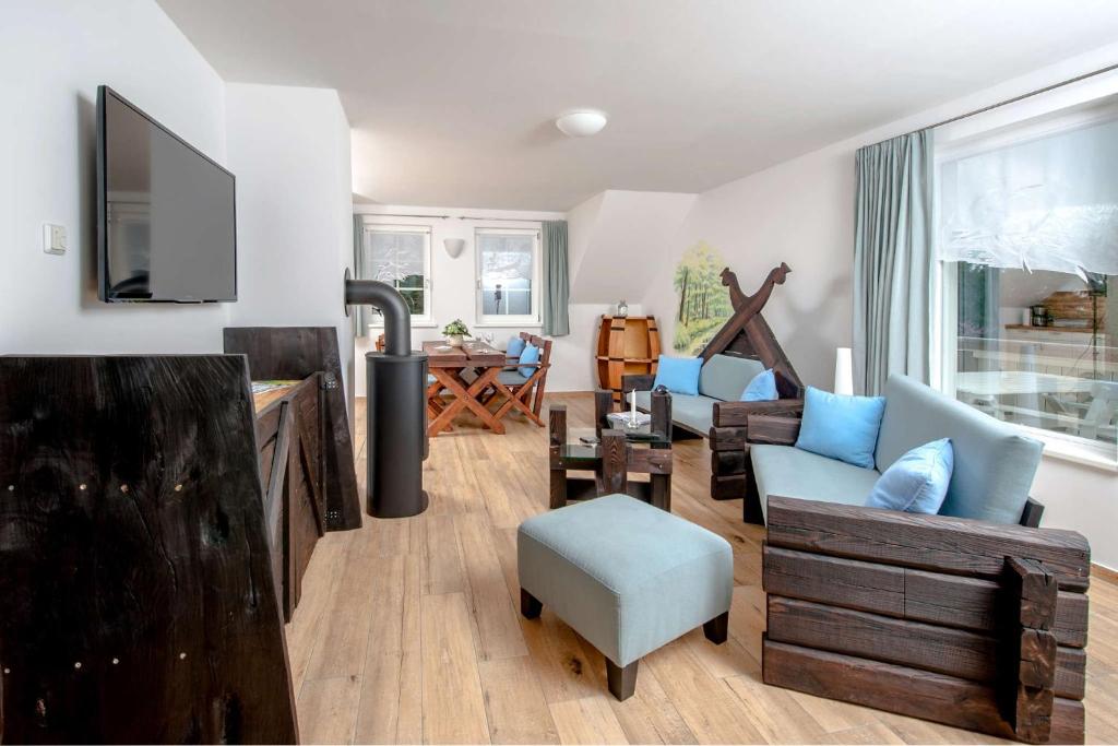 a living room filled with furniture and a tv at Ferienwohnung Hafen in Neuendorf am See