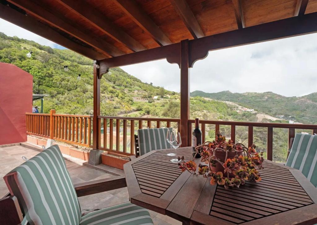 a table with a vase on it on a deck at Complejo Rural Pajar de Bento in Agulo