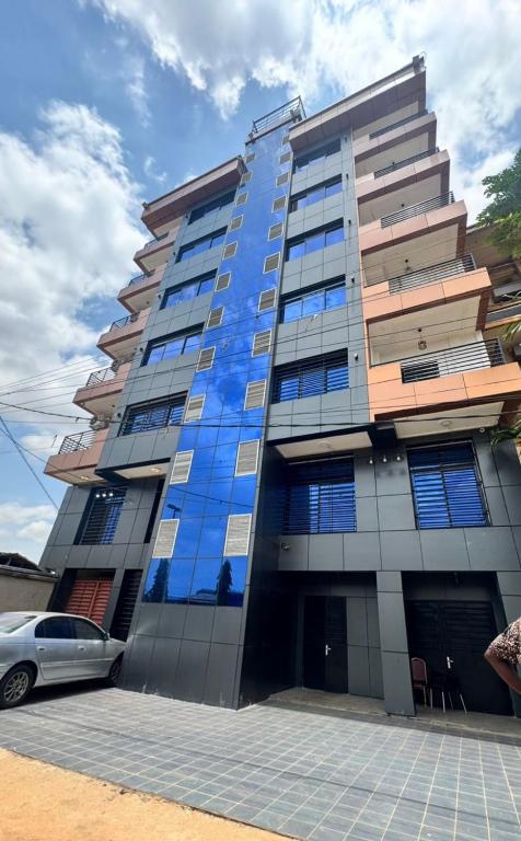 a building with a car parked in front of it at Egel appartement in Yaoundé