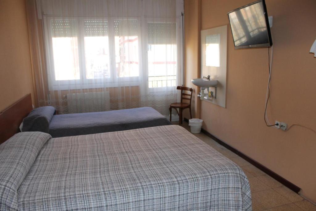 Postel nebo postele na pokoji v ubytování Hostal Cal Siles