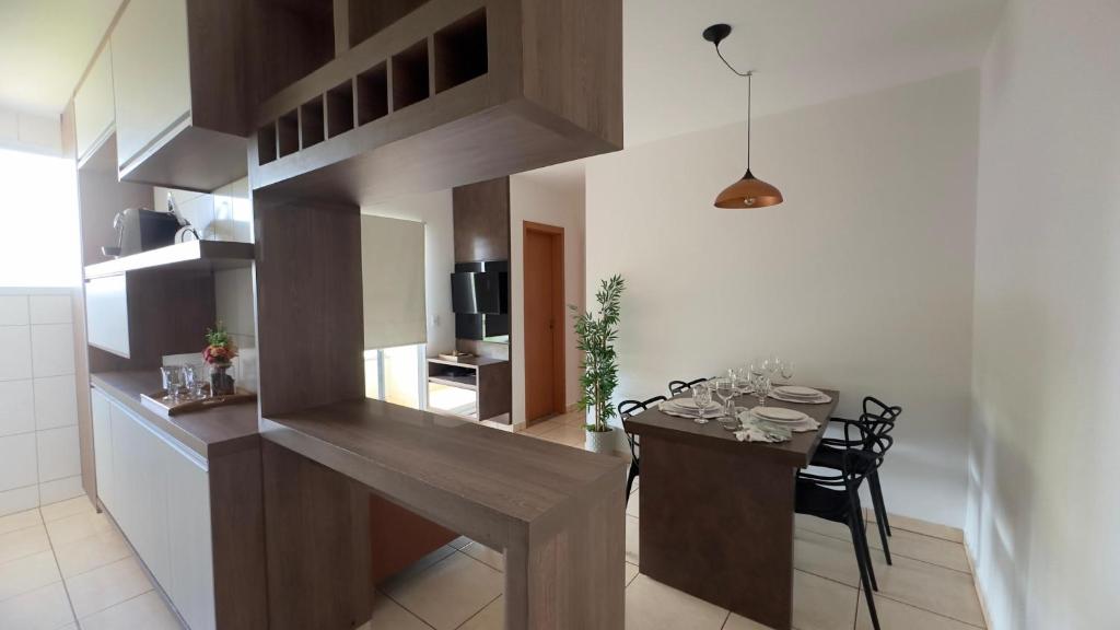 a living room with a table and a dining room at Flat 707 Moderno e Espaçoso, próximo ao Praia Clube in Uberlândia