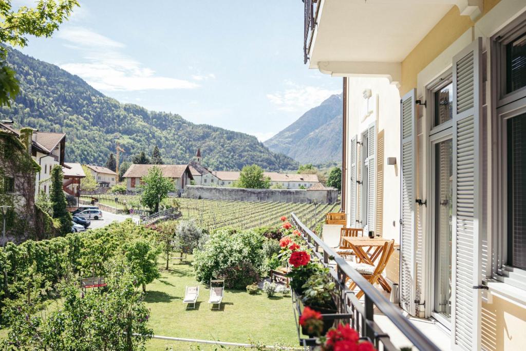 a balcony with a view of a vineyard and mountains at Freienfeldhof Elstar in Lagundo