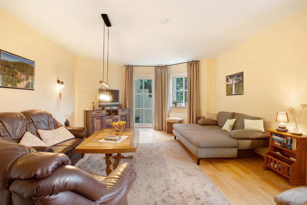 ein Wohnzimmer mit Sofa und Tisch in der Unterkunft Ferienwohnung Hönneblick in Balve