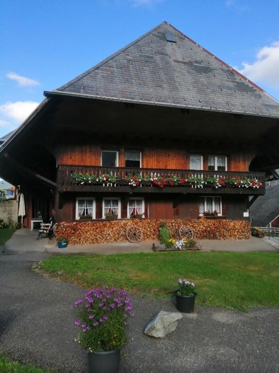 a house with flowers in front of it at Schwarzwaldferienwohnung Oberle in Todtnau