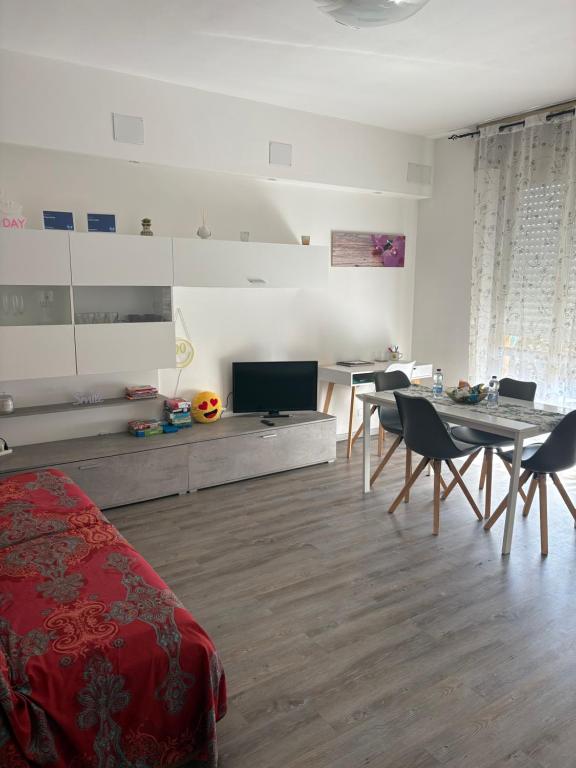 a room with a bed and a table and chairs at Casa Smile in Legnano