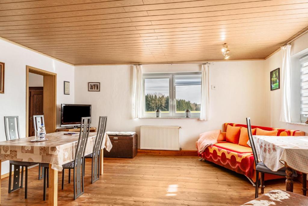 a living room with a couch and a table at Möblierte Wohnung Ferienwohnung in Aicha vorm Wald
