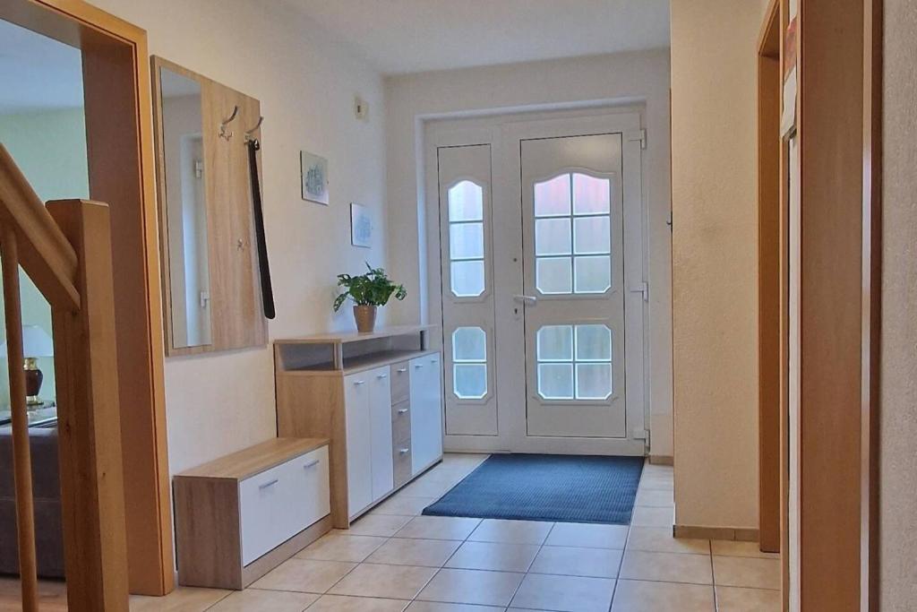 a hallway with a door and a room with a floor at Apartment Kleine Auszeit in Wiendorf